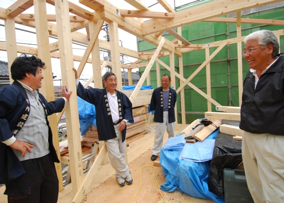 お客様のリクエストに、じっくり耳を傾ける大工職人たち